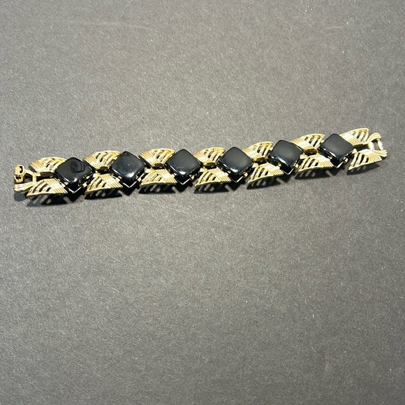 Vintage Coro Bracelet Gold Tone with Black Thermoset Lucite. WA276 - Picture 1 of 3
